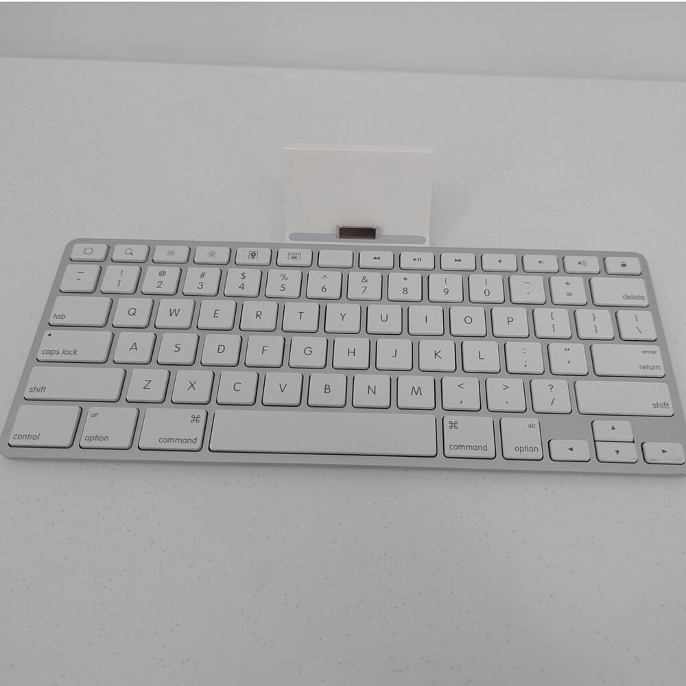 Apple iPad Keyboard Dock Model A1359 White 30 Pin Desktop Station Tested Working